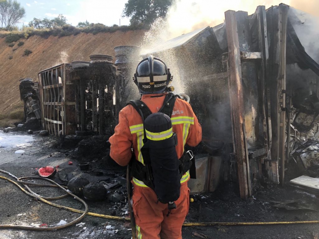 El CPBH extingue el incendio de un camión tras un vuelco